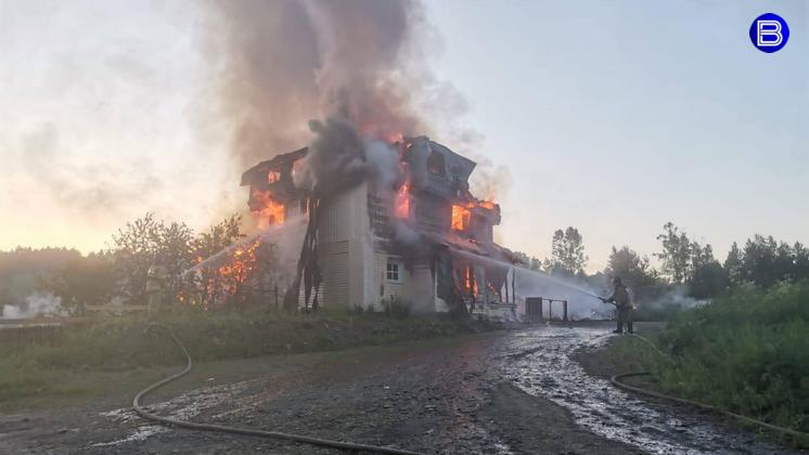 Под Новосибирском в крупном пожаре сгорела известная база отдыха