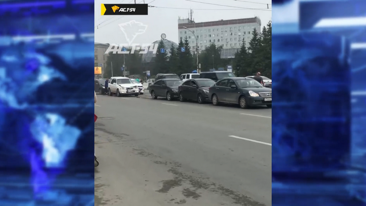 На Октябрьской магистрали Новосибирска столкнулись сразу шесть автомобилей