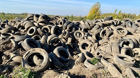 На автодроме в Новосибирске ликвидируют многолетнюю стихийную свалу покрышек