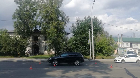 В Новосибирске автомобиль премиум-класса сбил юношу на пешеходном переходе