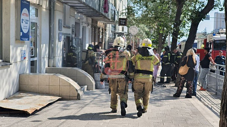 В центре Новосибирска пожарные спасли двух женщин из горящего дома