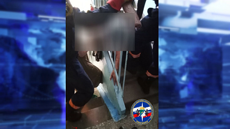 В Новосибирске женщина упала в обморок в подъезде и застряла головой в лестнице