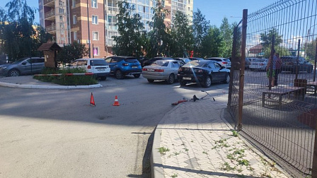 В Новосибирске автомобиль сбил 11-летнюю велосипедистку во дворе дома
