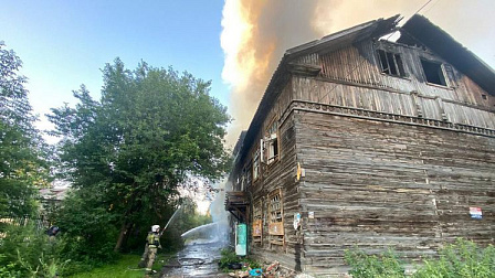 В Новосибирске загорелся двухэтажный деревянный барак на улице Тихвинской