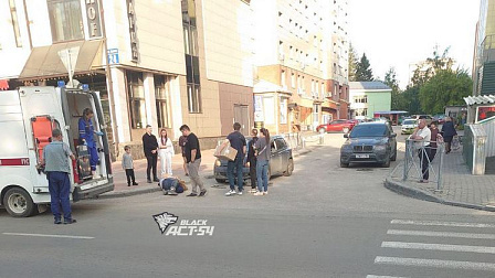 В Новосибирске самокатчик попал под колеса легкового автомобиля на улице Восход