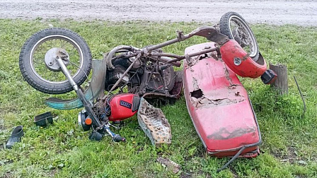 В Новосибирской области мотоциклист вылетел с дороги в кювет и погиб